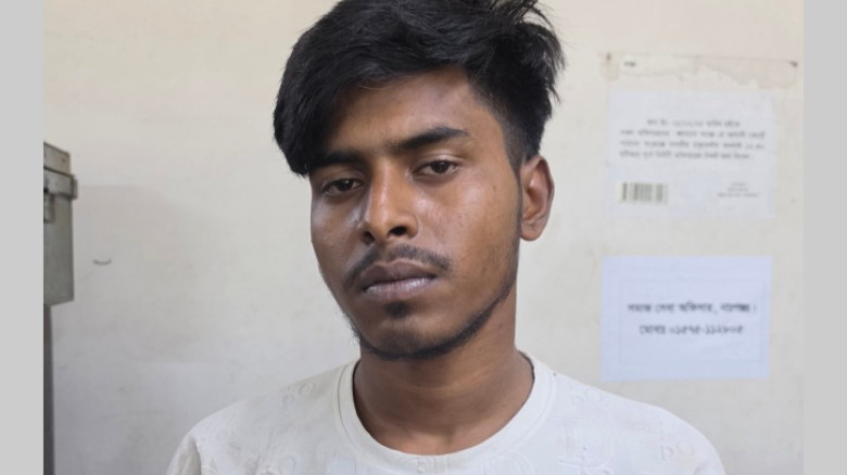ফতুল্লায় মোবাইল ফোন কিনে না দেওয়ায় বাবাকে কুপিয়ে জখম, ছেলে গ্রেপ্তার